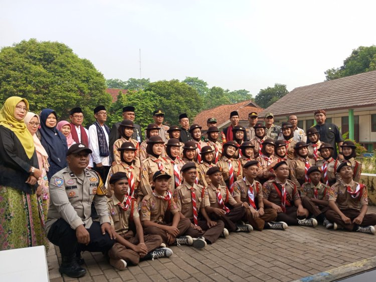 Kapolsek Serang Baru Hadiri Upacara Hari Pendidikan Nasional di SMAN 1 Serang Baru