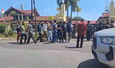 Narasi Tajam : Ketika Hukum Ditekuk oleh Cukong dan Massa Bayaran