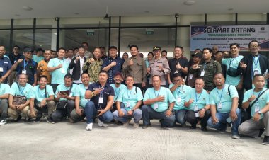 Usai Isi Materi OKK PWI Kalbar di PLBN Entikong, Aat Surya Syafaat dan Peserta Ngopi Bareng di Tebedu, Malaysia