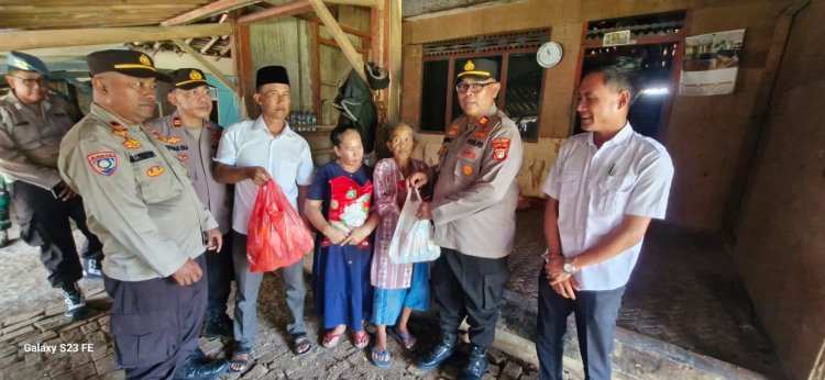 "Polri Untuk Masyarakat"Bentuk Kepedulian Kapolsek Serang Baru Melaksanakan Kunjungan dan Berikan Sembako Kepada Warga Yang Kurang Mampu