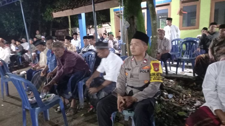 Perkuat Kedekatan Dengan Masyarakat Bhabinkamtibmas Desa Sukaragam Hadiri Acara Tahlilan