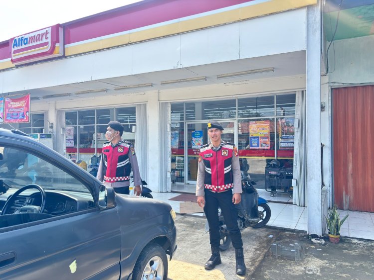 Cegah Gangguan Kamtibmas di Alfamart Polsek Tambelang Melaksanakan Patroli Dialogis