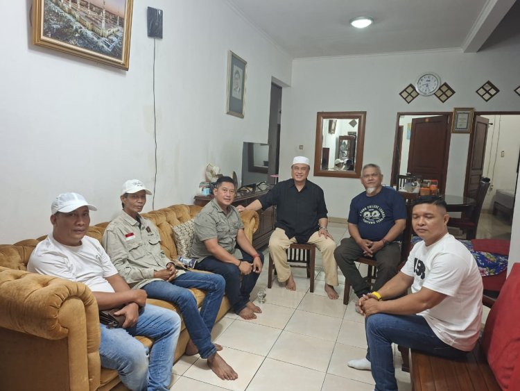 PLT Ketua PWI Kalbar dan Anggota Kunjungi Rumah Direktur UKW PWI Pusat Aat Surya Safaat