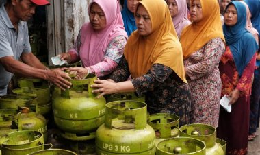 Gas Elpiji 3 Kg Langka di Bunut Hulu: Negara Gagal, Warga Tercekik Harga Rp40 Ribu