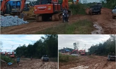 IRONIS! Alat Berat Nganggur di Depan Pondok Bupati, Jalan Manding Rusak Parah